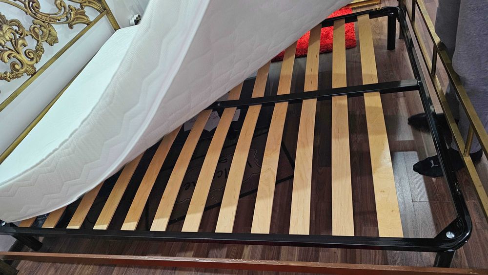 Pat vintage din bronz + saltea & somieră – stare excelentă