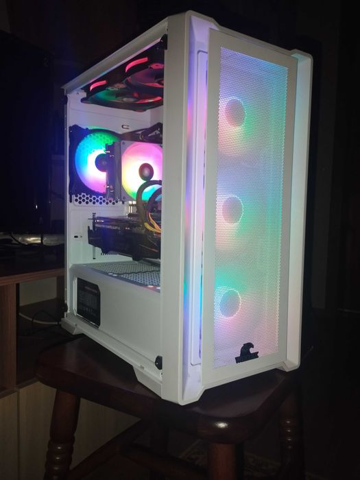 Игровой компьютер в белом корпусе
