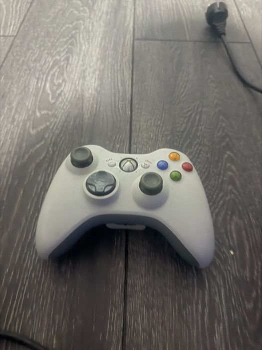 Xbox 360 cu doua controllere si adaptor original
