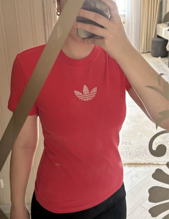 Малиновая Adidas футболка