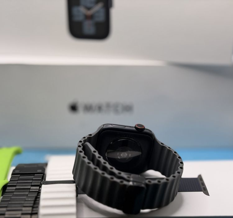 Смарт часовник Apple Watch SE 2nd Gen GPS + Cellular 44mm, Midnight Aluminum + каишки