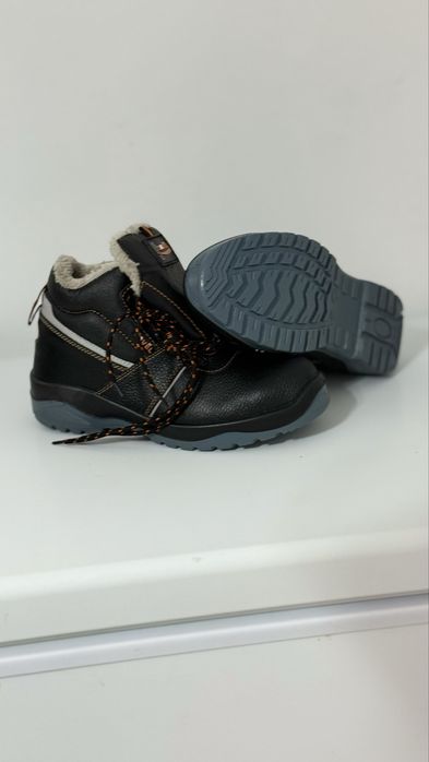 Продам зимние рабочие ботинки.