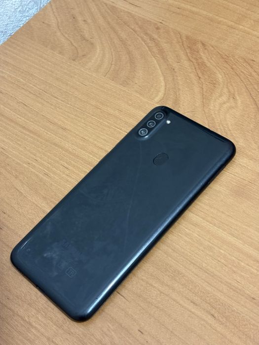 Продаётся Samsung Galaxy A11 чёрного цвета.