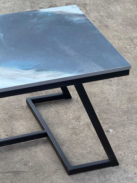 Журнальный столик с черным металлическим каркасом