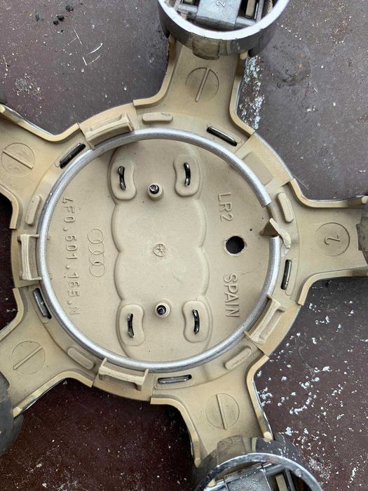 Audi Ауди капачка за джанта с номер 4f0601165n само за 15Eur.