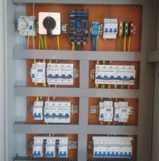 Электрик профыссанал 24/7 стаж 20 лет допуск 2000 волт