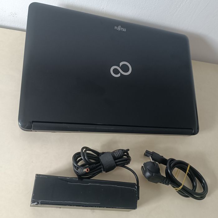 Ноутбук Fujitsu AH530