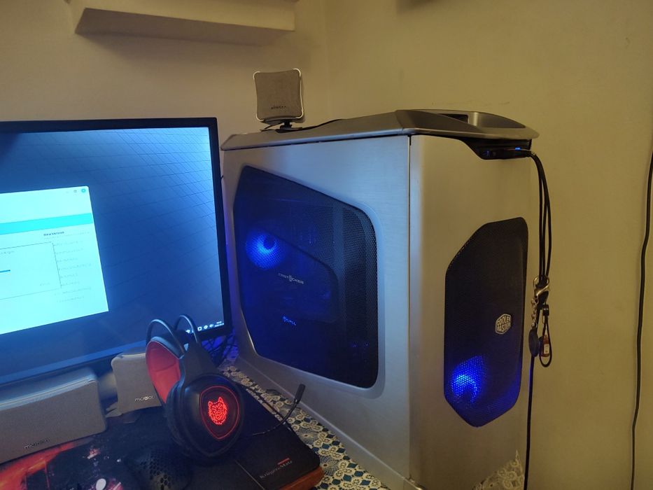 Vând carcasa PC coolermaster cm stacker