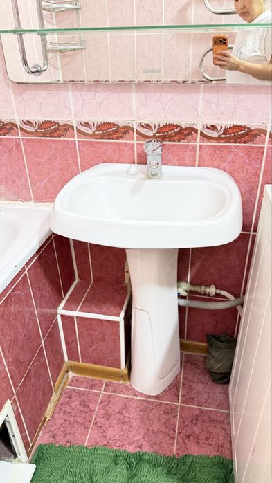 Ванная, раковина, телевизор, ковер