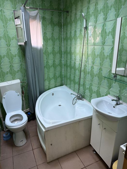 Inchiriez camera la vila