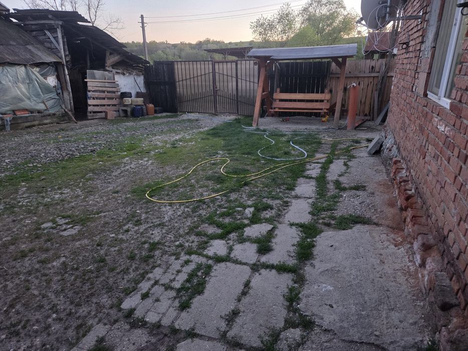 Vând casă la sat