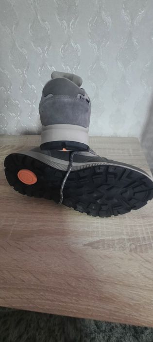 Продам новые кроссовки