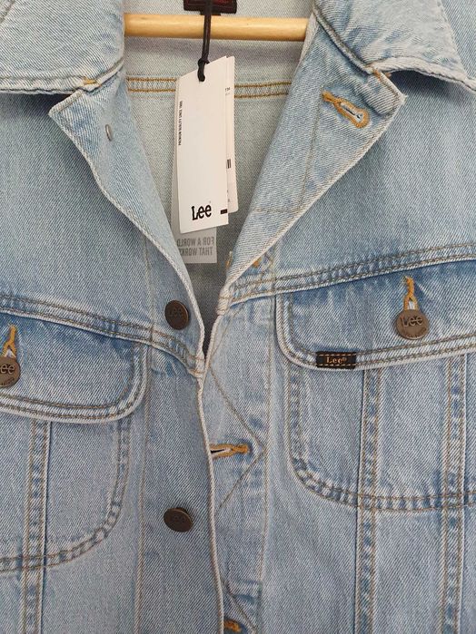 продам джинсовую куртку  LEE