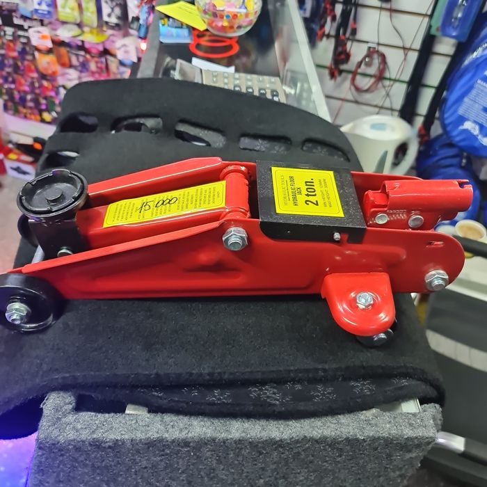 Домкраты разных тонажей.