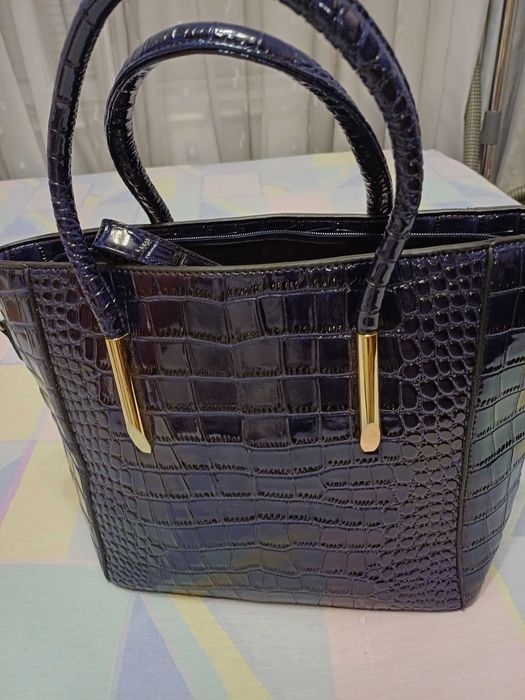 Стилна чанта, изключително красиво индигово синьо,удобно разпределение