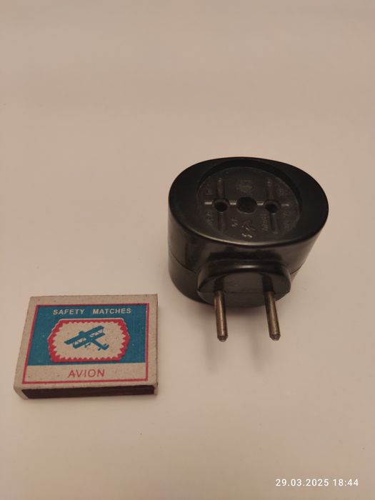 Трои́ник для розетки