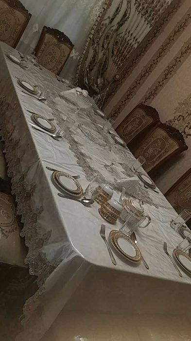 Стол со стульями для гостиной в отличном состоянии