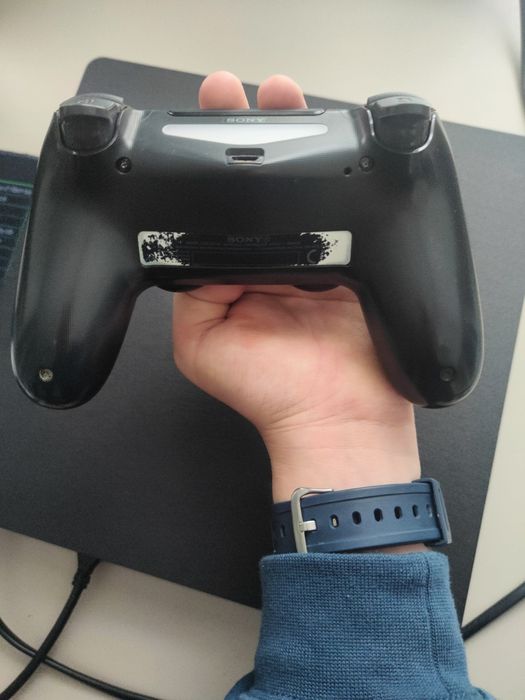 PS4 cu 2 controlare in stare aproape perfecta si optional trei CD-uri