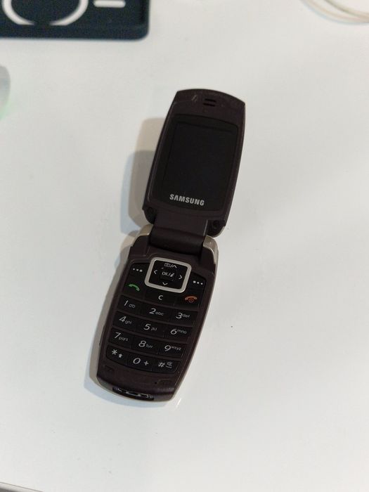 Telefon Samsung cu clapeta cu încărcător original