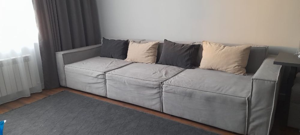 Диван с подушками