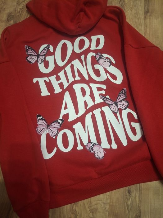 Червен суичър good things are coming с пеперуди