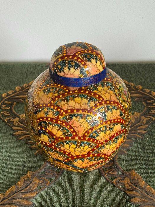 . Vas vintage cu capac în stil Satsuma, decor floral și auriu