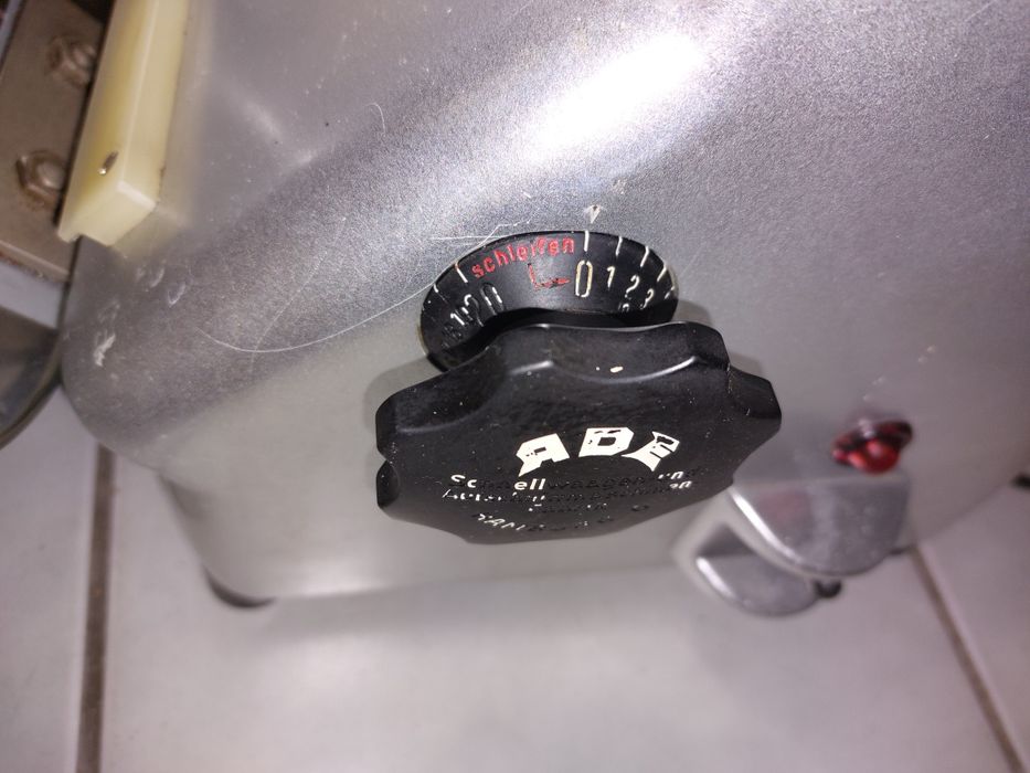 Немска колбасорезачка АDE/ 25 см нож
Работи перфектно, супер запазено