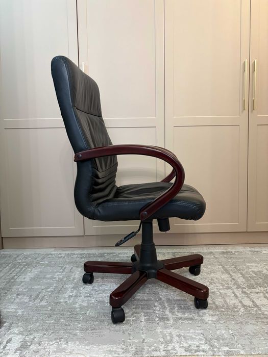 Кожаное кресло с красным деревом