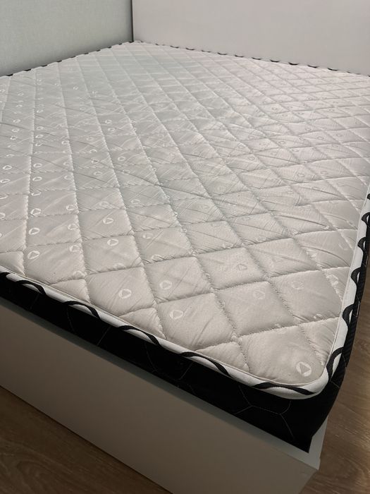 продам белую КРОВАТЬ и матрас