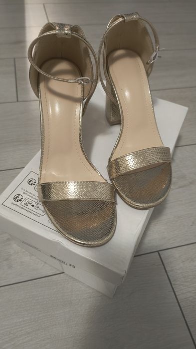 Sandale cu toc 35