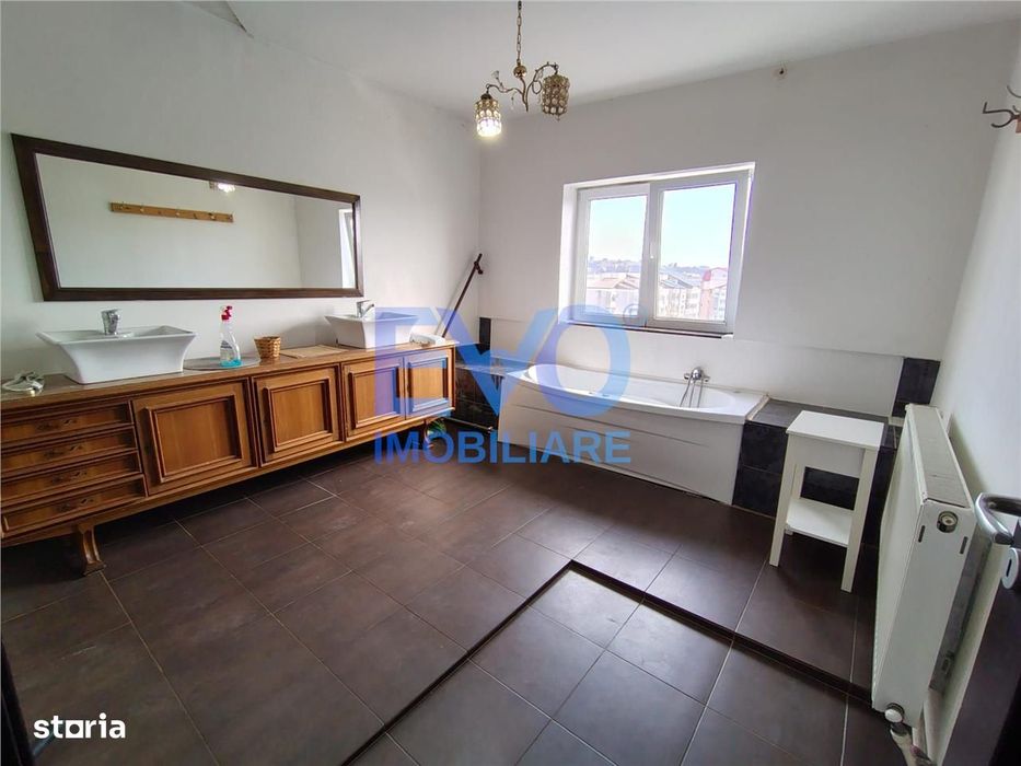 Apartament cu 4 camere de vanzare, zona Dacia