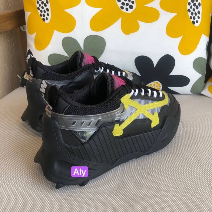 Adidasi off w universali