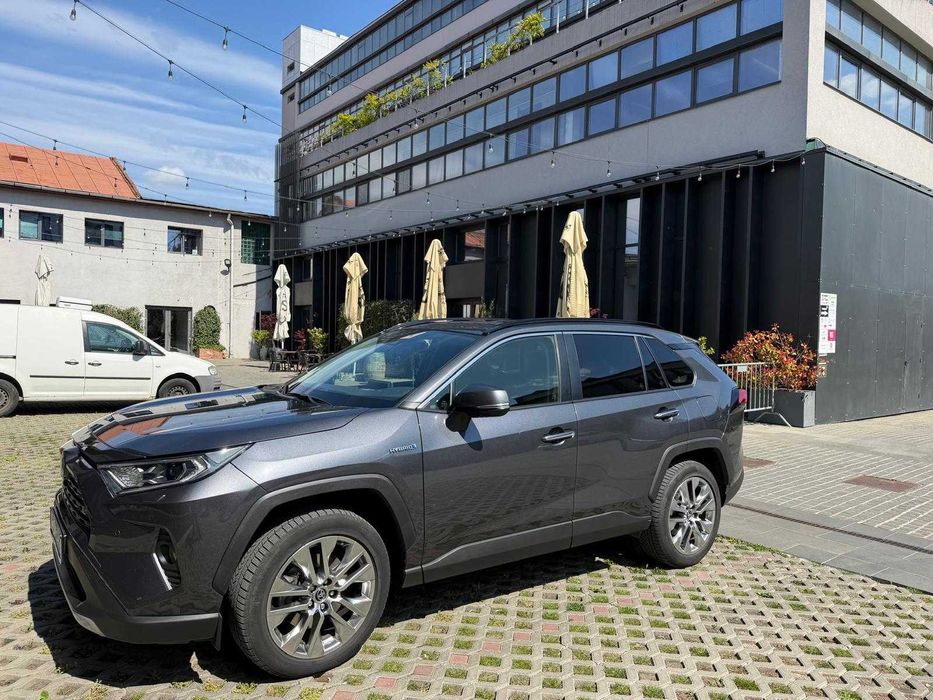 Toyota RAV4 Hybrid Luxury Plus, Full option, Carlig, 2 seturi jante aliaj cu cauciucuri, Martie 2022
