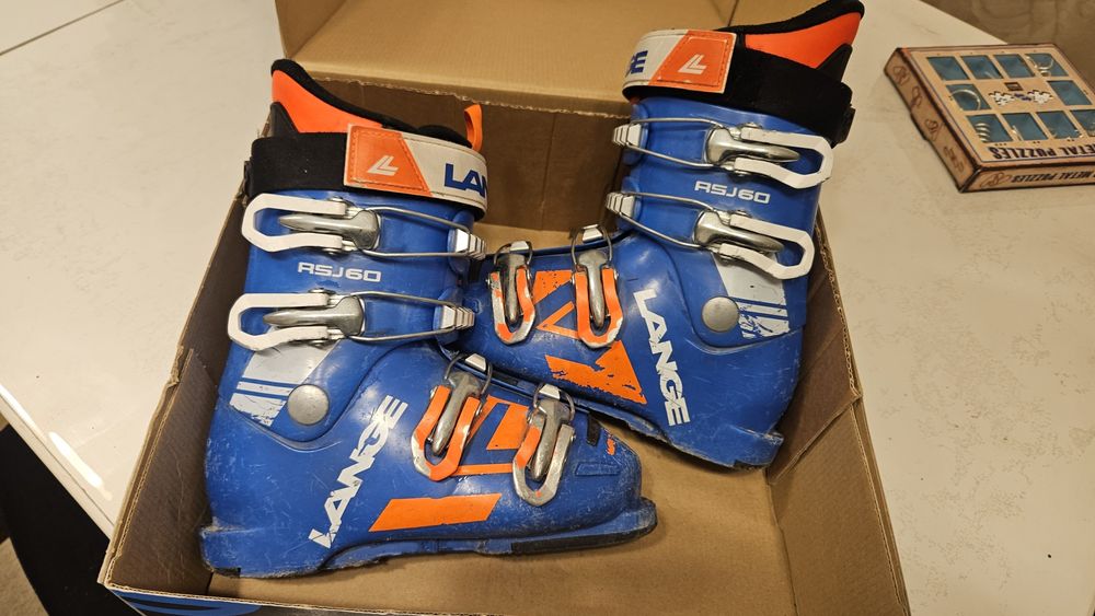 Vând schiuri între 70 si 160 cm + clăpari +bețe copii