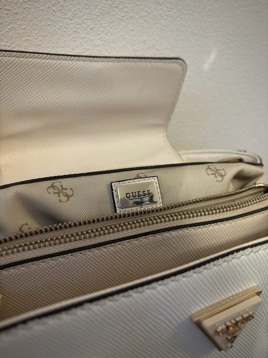 Geanta Guess cu Eticheta