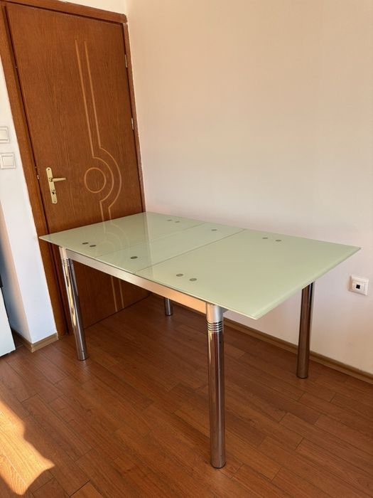 Стъклена трапезна маса