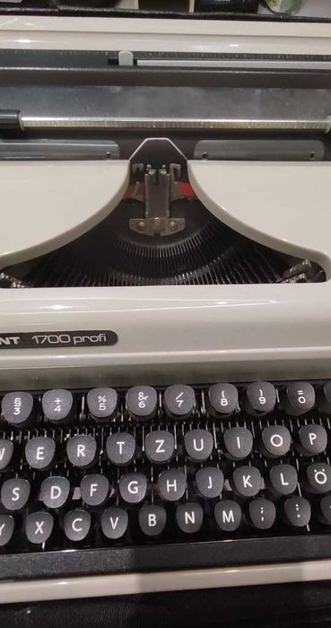 Пишеща машина с куфар