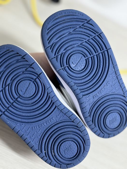 Adidasi nike noi
