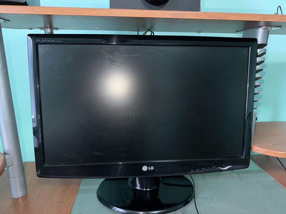 Продам компьютер со столом.