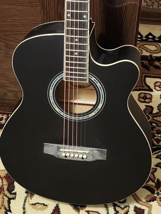 Продаётся новая акустическая гитара матового покрытия