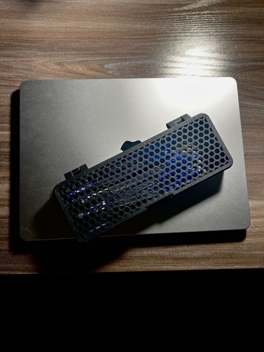 Пенал с поверхностью покрытия соты