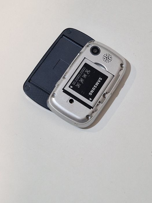 Telefon Samsung cu tastatura laterala