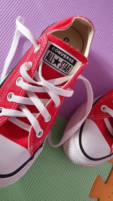 Teniși Converse.