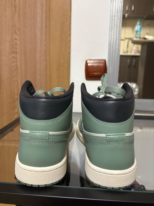 Sneakers Womens Air Jordan 1 Mid