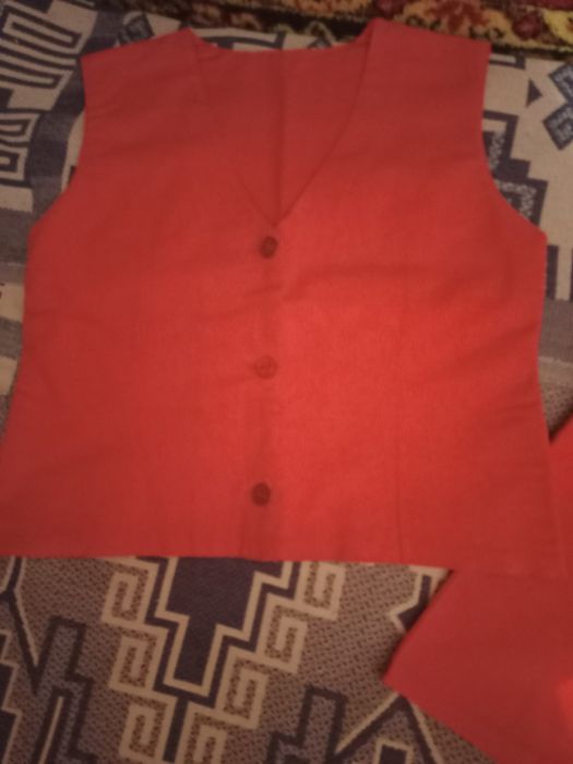 Костюм для девочки лет 6 , можно для танцев.