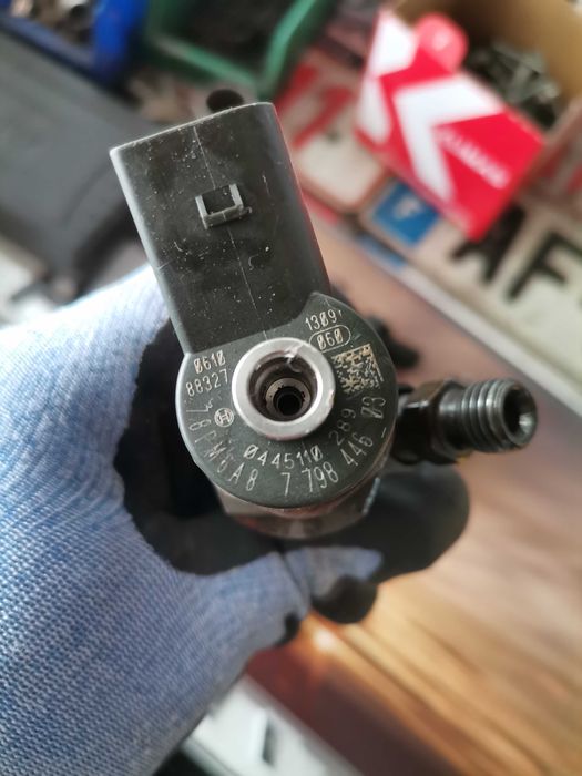 Injector BMW 2.0d cod 04451102