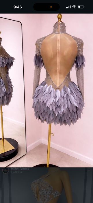 Ефектна рокля-камъни и ефект пера