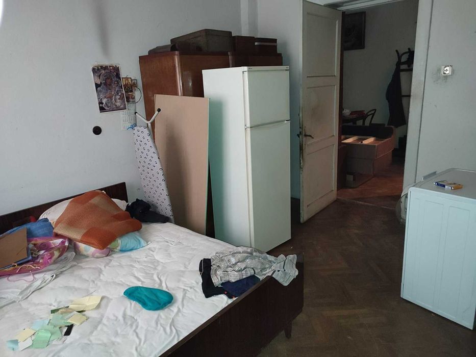 Голям апартамент, който може да се раздели на два по - малки.