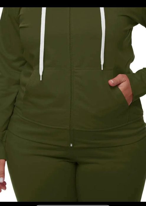 Дамски комплект от две части, включващ едноцветен топ с качулка и дълъ