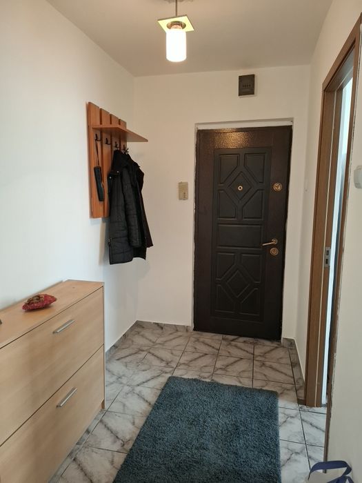 Închiriez apartament cu 2 camere